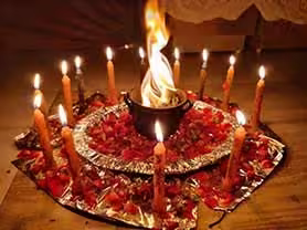 Oferenda com velas e pétalas vermelhas